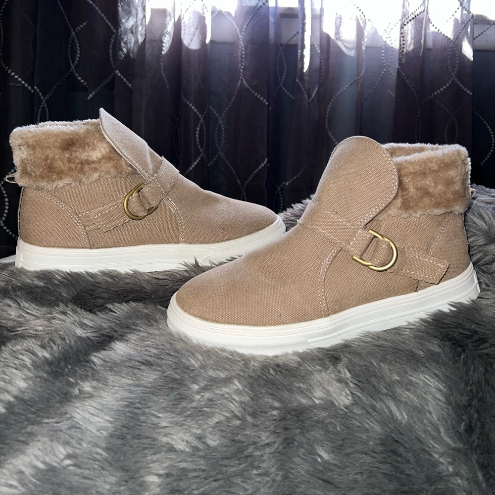 Tan canvas boots with fur trim